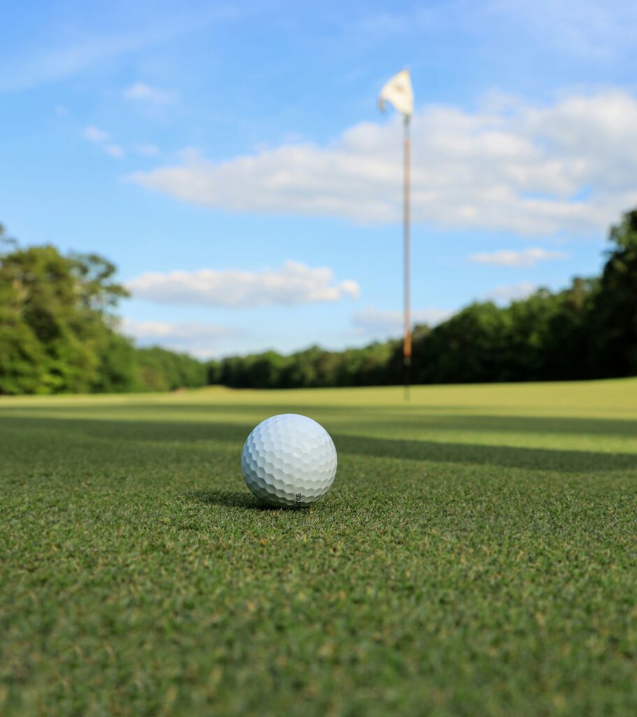 Balle de golf sur un green